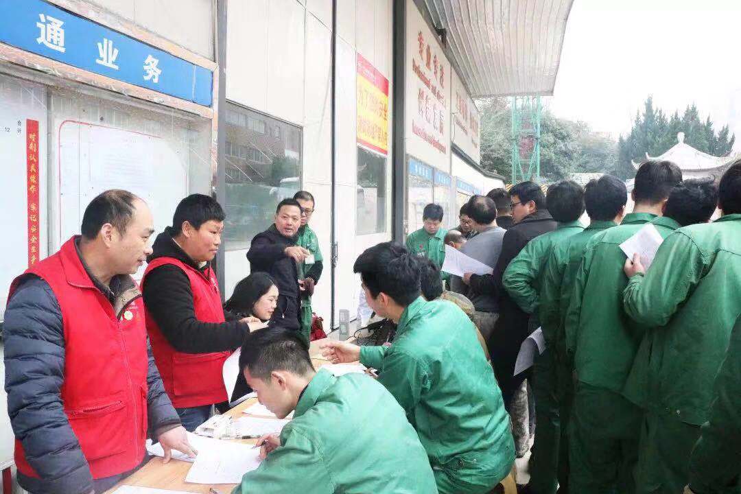 1551171864864914.jpg 公司員工排隊(duì)獻(xiàn)血.jpg